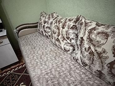 диван двух: Прямой диван с широким спальным местом и тремя крупными подушками — 1