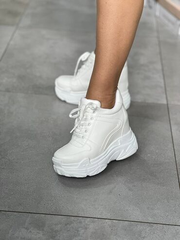 Women's Sneakers and athletic shoes: Cena 4800din
Br36-40
Skrivena peta 9cm — 9