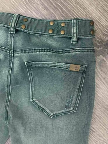 Farmerke: Moderne original Desigual farmerke naznačene veličine 36. Imaju nešto — 15