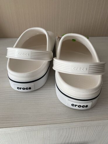 обувь для гор: Продаются Crocs Off Court Clog Размер американский женский W10