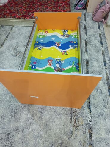 двухъярусные кроват бу: Детская кроватка-манеж. - Материал: ЛДСП (борта оранжевого и