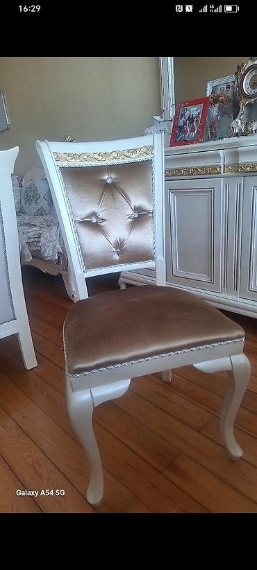 dekor vitrin: Klassik stil qonaq otağı mebel dəsti - Rəng: ağ krem tonlarında — 8