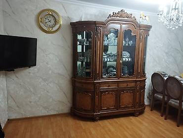 Klassik üslubda taxta vitrin-bufet - Material: massiv ağac, yüksək