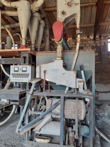 Digər istehsal avadanlığı: Un dəyirmanı AVM-7. Sutkada 7 ton un istehsal edir. İki növ. Əla və — 2