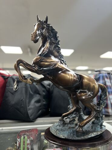 статуэтка бронза: Фигура "Конь на дыбах" цвет бронза, материал полистоун 60см
