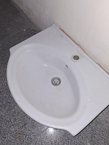 Divar tipli hamam/kombi otağı üçün keramika əl-üz yuma lavabosu