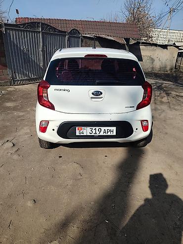 Другие автомобили: Компактный городской хэтчбек белого цвета. Пятидверная компоновка — 4