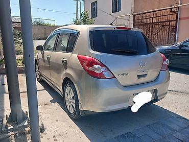 e39 rul: Nissan Tiida hatchback - Kuzov: 5 qapılı hatchback, qızılı/şampan — 4