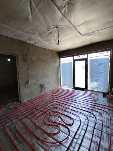 Водяные тёплые полы: Элементы системы водяного теплого пола, включающие красные трубы — 5