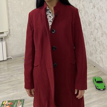 детский плащ пальто: Распродажа курток Торг возможен Красное пальто 42 размер -1000 сом