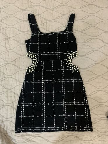 белая ночная сорочка: Комплект женской одежды (4 предмета), черно-белая гамма: 1) Платье