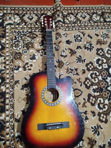 Гитары: Акустическая гитара с вырезом (cutaway), форма корпуса дредноут