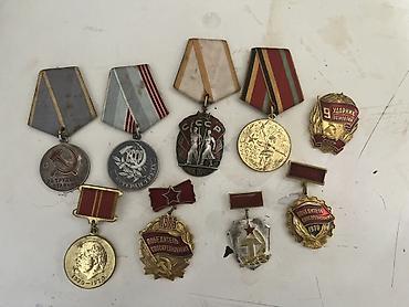 saatlar type 1: SSR dövrünə aid orijinal medal və nişanlar dəsti Tərkib: - “SSRİ Əmək — 1