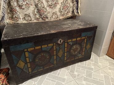Флаги: Qədimi sandıq, 150 ilin sandığıdı