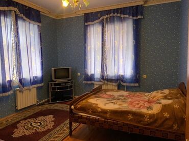 Uzunmüddətli kirayə evlər: Şəhər içində iki mərtəbəli fərdi evin geniş və işıqlı interyeri. - — 6