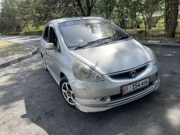 Honda: Honda Fit серебристого цвета. Компактный и экономичный автомобиль
