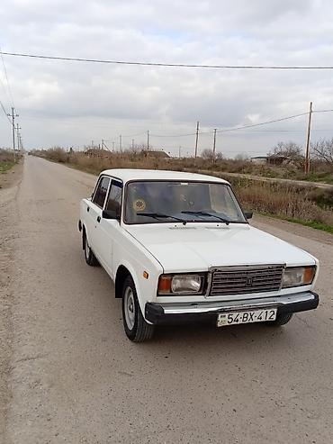 vaz 2115 ehtiyat hisseleri: VAZ 2107 sedan – klassik ağ rəngdə, 4 qapılı, arxa ötürücülü. Xarici — 5