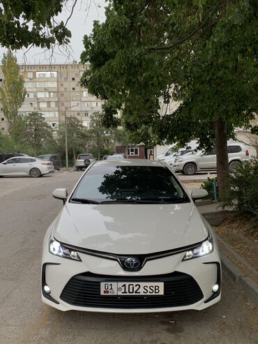 ижара машине: Toyota Corolla: 2021 г., 1.8 л, Вариатор, Гибрид, Седан