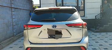 идеальное: Toyota Highlander Hybrid, серебристый кроссовер последнего поколения — 3