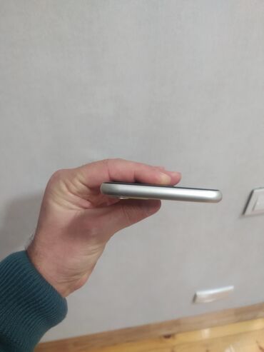 Apple iPhone: IPhone 11, 128 GB, White Titanium — 8