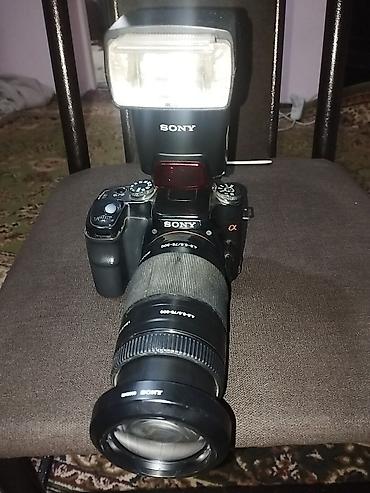 Фотоаппараты: Зеркальная камера Sony Alpha с внешней вспышкой и зум‑объективом — 2