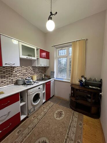 Uzunmüddətli kirayə mənzillər: Geniş və işıqlı otaqlar, taxta döşəmələr və pəncərələrdə jalüz — 7