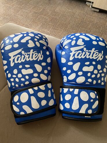 перчатки латекс: Боксерские печатки Fairtex 10oz, чистая кожарасцветка сине белая