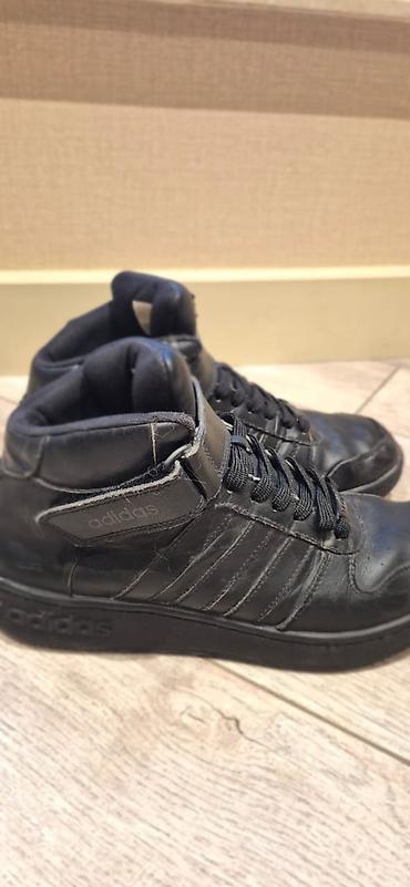 Botinkalar: Satılır: Adidas krossovkalar (42 ölçü) Yaxşı vəziyyətdədir, istifadə — 6