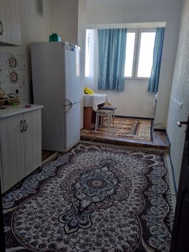 Долгосрочная аренда комнат: - Просторная спальня с двуспальной деревянной кроватью, прикроватной — 3