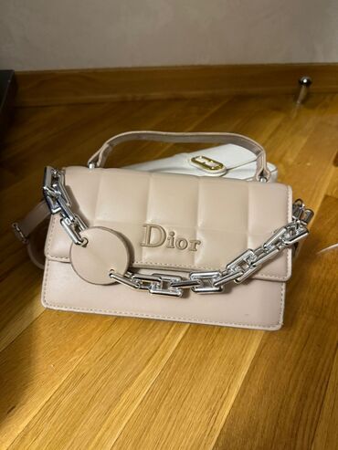 Очки: Dior qadın çantası – bej rəngdə, kvadrat tikişli dizayn