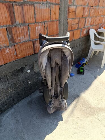 Kolica za bebe: Aluminijumski ram omogućava lako sklapanje i rasklapanje kolica, kao — 12