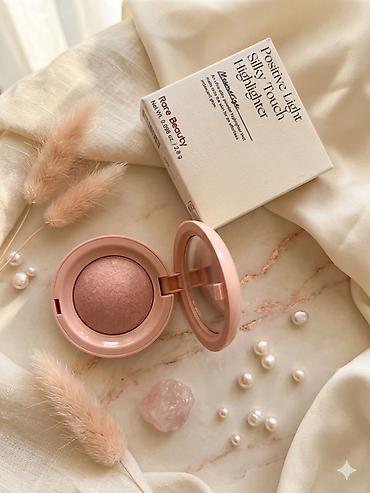 tək qaş: Rare Beauty Positive Light Silky Touch Highlighter - Brend: Rare — 1