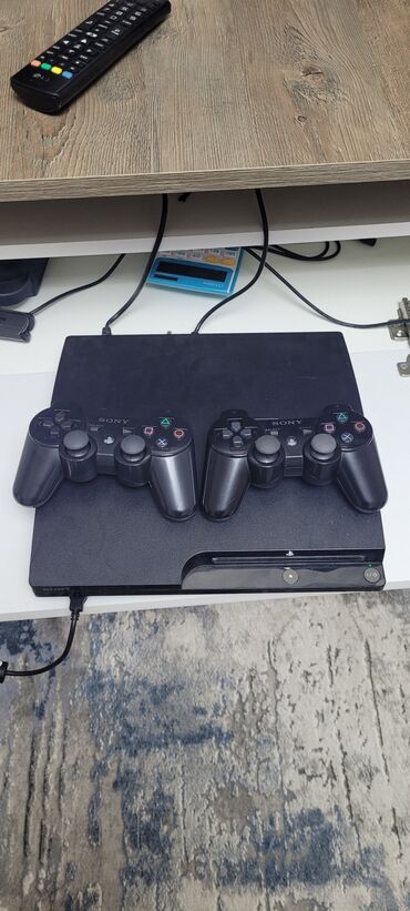 PS3 (Sony PlayStation 3): Slim modeldir.Evde istifade olunub.16-17 eded oyunu var icinde.ela