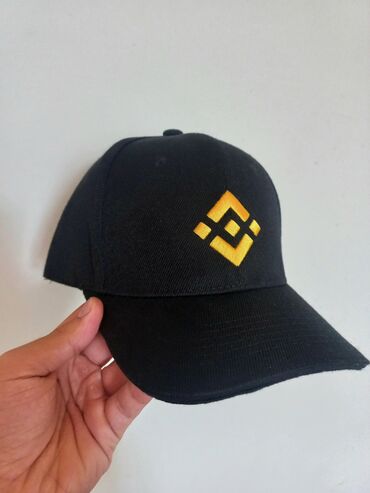 qaqa geyimi: Binance Original Kepka Binance Azerbaycan'da kecirilen yarisda