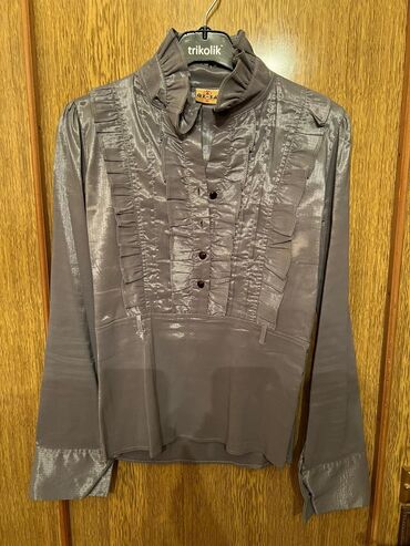 Futbolka və maykalar: Pencək və koftalar 36 (S) razmer. Təzə kimidir, Hər biri 5 azn. Ünvan — 6