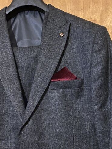 çiyələk kostyumu: Fenomen firmasının boz rəngli, slim fit kişi kostyumu. Üzərində