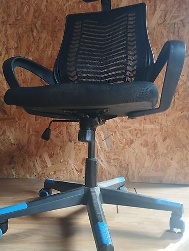 Ergonomska kancelarijska stolica sa mrežastim naslonom i naslonom za