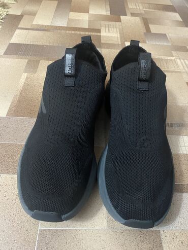 Кроссовки и спортивная обувь: Мужские кроссовки, 42.5, Skechers, Б/у, цвет - Черный, Самовывоз, Платная доставка