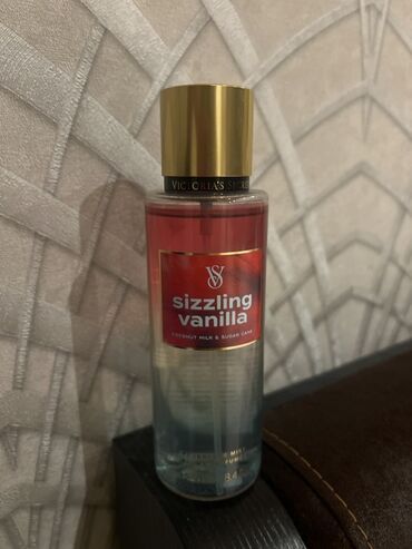 Victoria's Secret brendinin Sizzling Vanilla ətirli spreyi xoş vanil