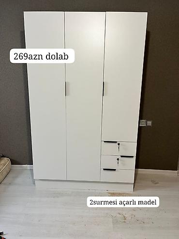 qarderob modelleri: Ağ rəngli 3 qapılı paltar dolabı. Sağ tərəfdə 3 çekmece mövcuddur — 1