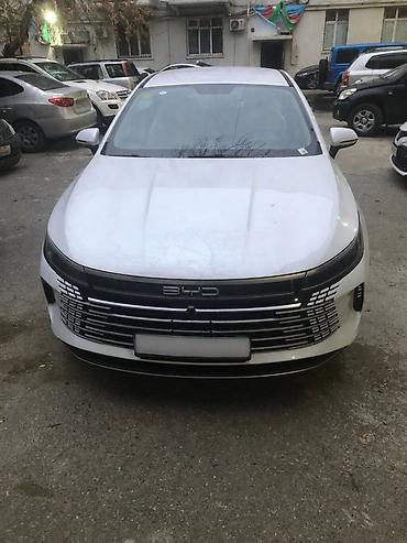 byd diskleri: BYD Qin Plus DM-i sedan – ağ kuzovlu, hibrid (plug-in) model. Əsas — 1