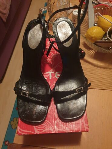 Personal Items: Sandals & Flip-flops