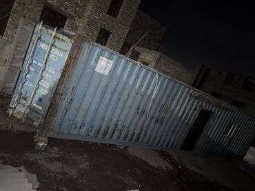 купить контейнерный дом: Морской контейнер синего цвета, адаптированный для использования в