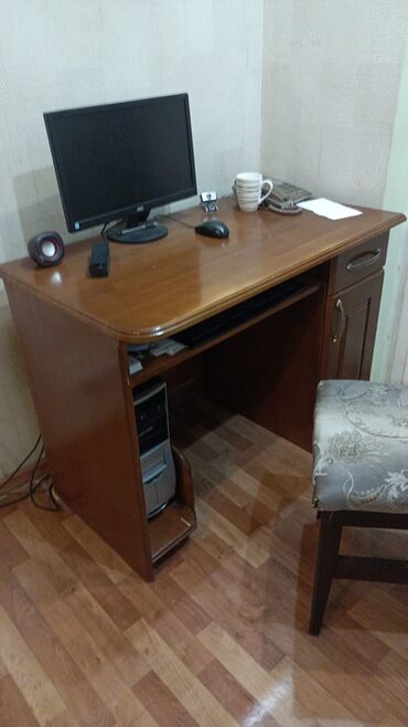 большой письменный стол: Компьютерный Стол, цвет - Коричневый, Б/у