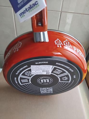 Tiganji: Metalac emajlirani tiganj sa staklenim poklopcem, 22cm. Za sve vrste — 6