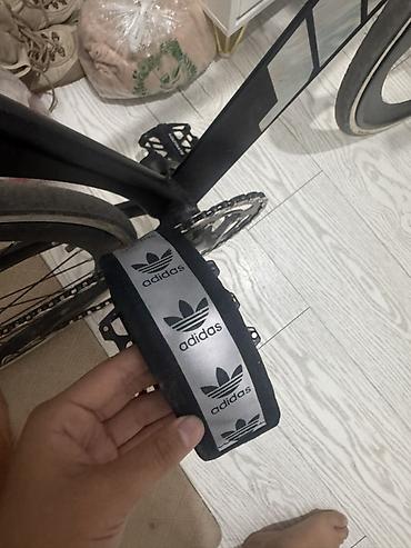 карбоновое колесо: Фикс-байк (fixed gear) с трековой посадкой и аэродизайном. Основные — 3