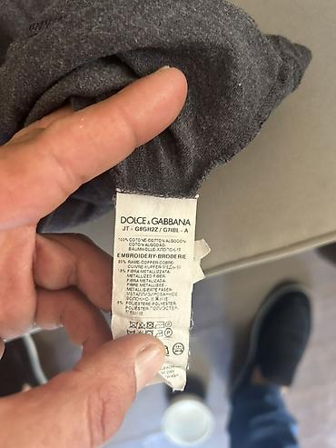 Kişi geyimləri: Dolce & Gabbana kişi t‑şörtü AZ ISTIFADE OLUNUB - Rəng: tünd boz — 2