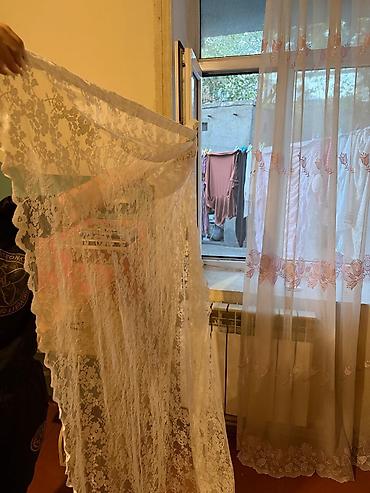Pərdə və jalüzlər: Hazır pərdə cütü 10 manata. 4 ədəd var. Hündürlüyü 2.5, eni 1 metr — 1