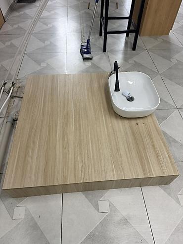 əluzyuyan: Hamam otağı üçün müasir üslubda əlüzyuyan komplekti. Dəstə açıq taxta — 1
