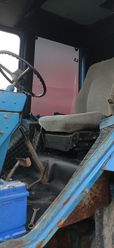 Traktorlar: Mavi rəngli tam kabinli təkərli kənd təsərrüfatı traktoru — 3